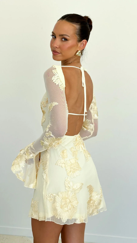 Julia™ | Robe mini avec broderie florale et dos nu