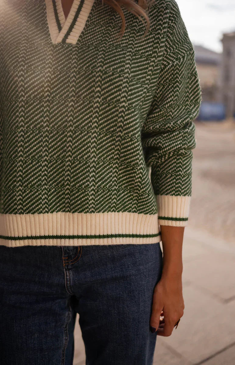 Emilia™ | Pull vert à col en V avec col rabattu