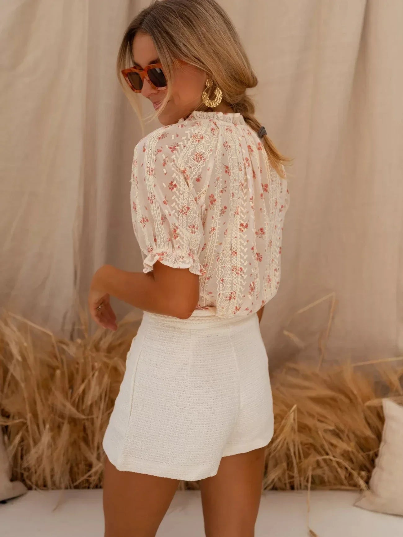 Elina™ | Blouse à fleurs avec une touche romantique estivale