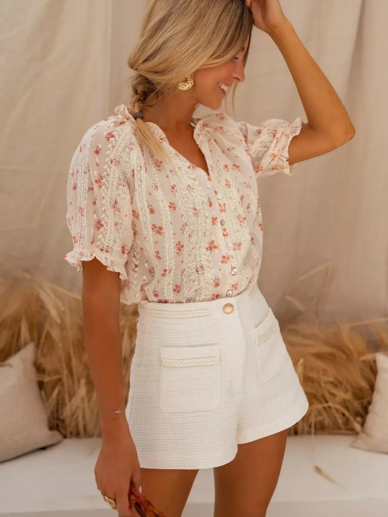 Elina™ | Blouse à fleurs avec une touche romantique estivale