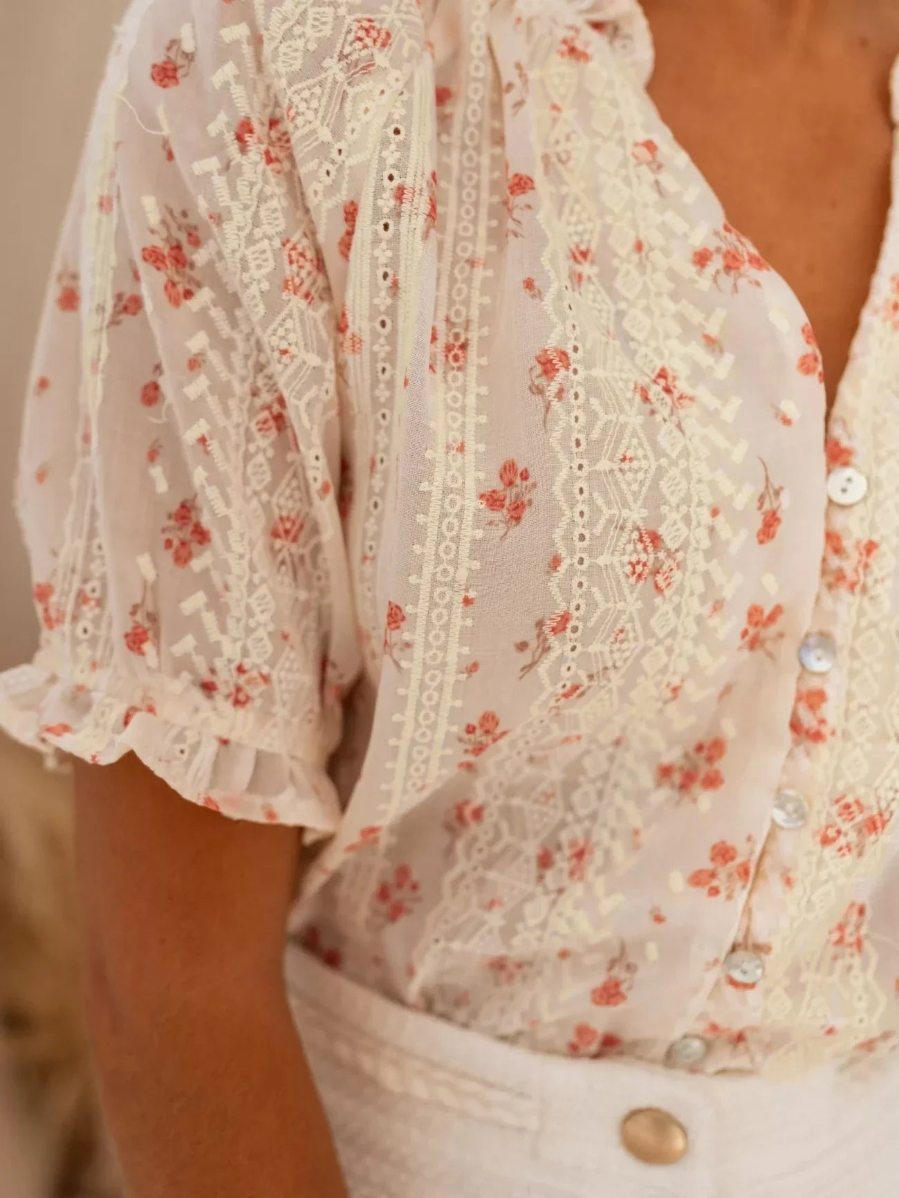 Elina™ | Blouse à fleurs avec une touche romantique estivale